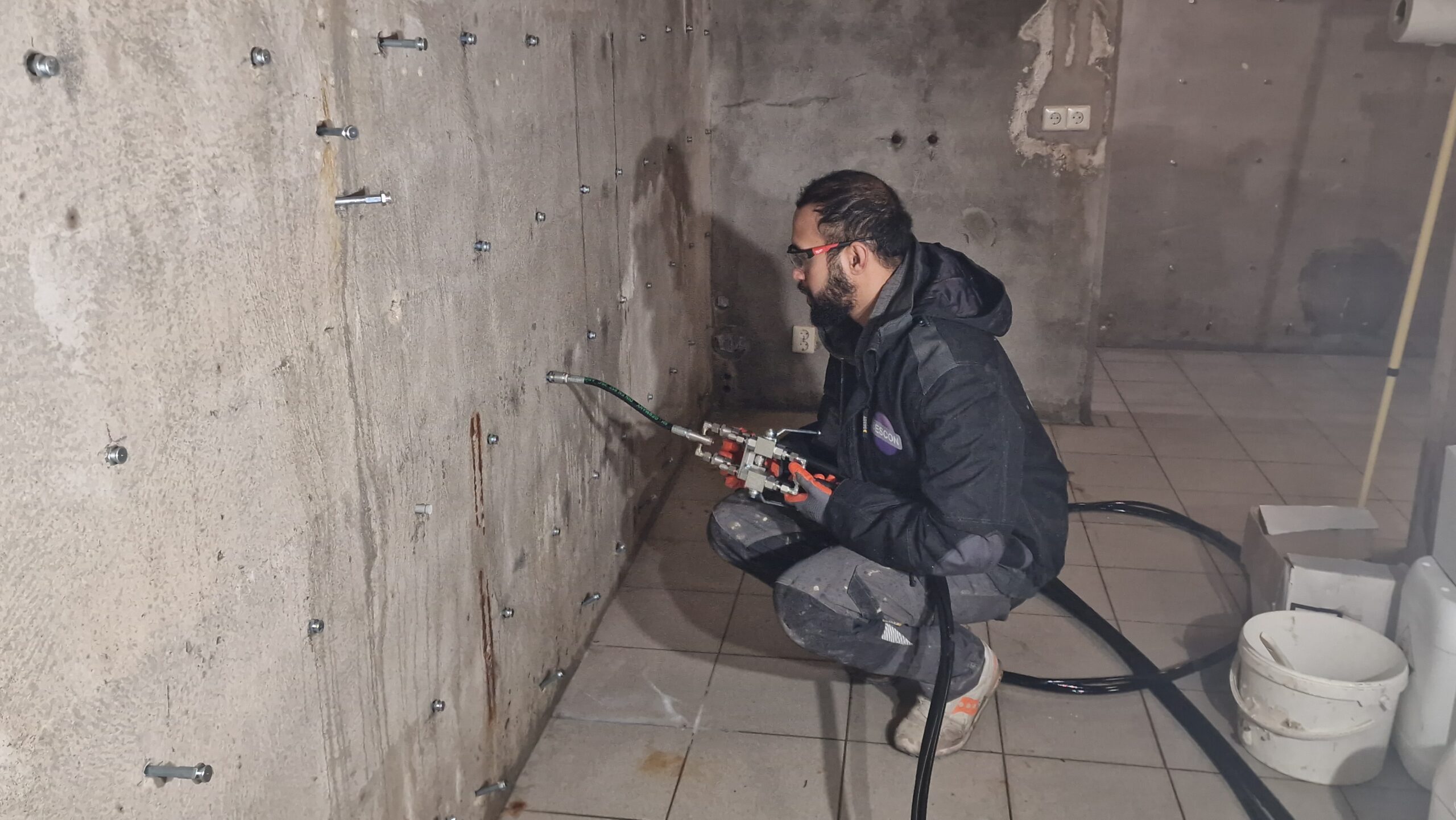 Gelinjectie door de wand in kelder installatieruimte onder zwembad
