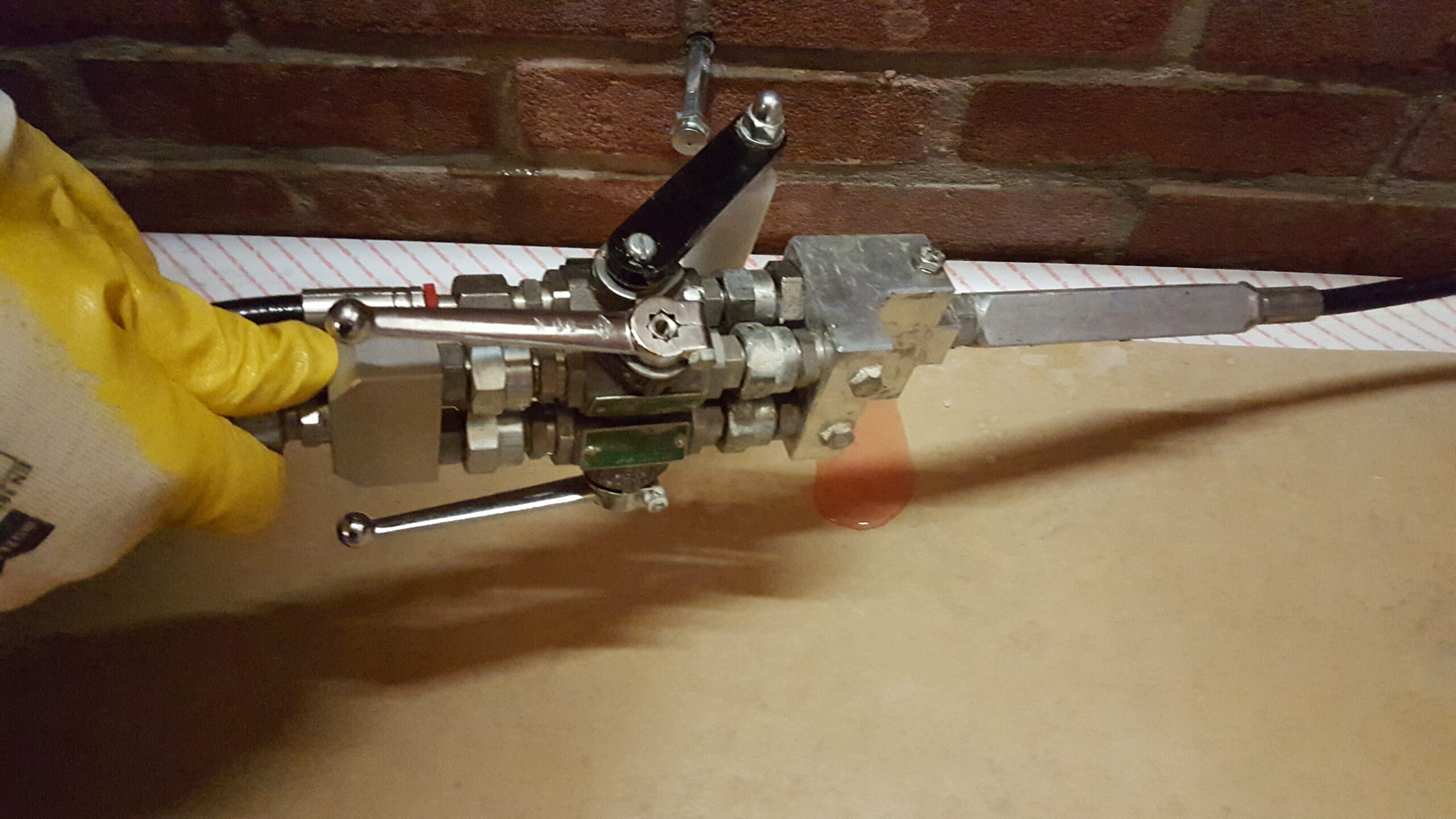 Gelinjectie in de stenen wand